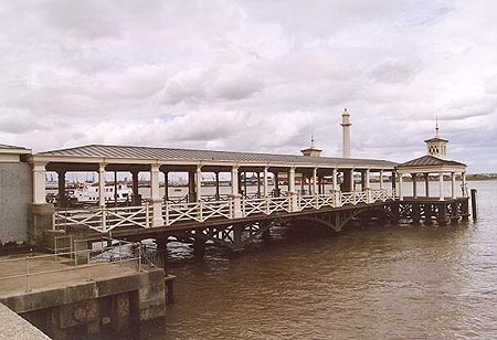 Gravesend Town Pier - Photo:  David Glasspool - www.simplonpc.co.uk