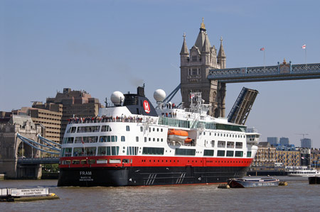 FRAM reversing through Tower Bridge - Photo:  Ian Boyle, 24/04/2009