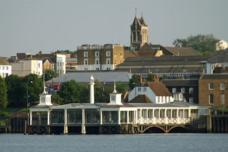 GRAVESEND TOWN PIER - Photo: ©2008 Ian Boyle - www.simplonpc.co.uk