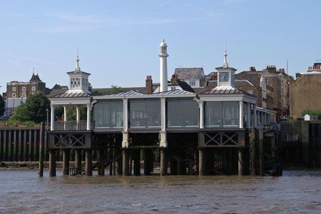 GRAVESEND TOWN PIER - Photo: ©2008 Ian Boyle - www.simplonpc.co.uk