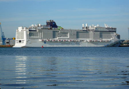 NORWEGIAN EPIC at Southampton - Photo: © David Trevor-Jones - 22nd June 2010 - www.simplonpc.co.uk