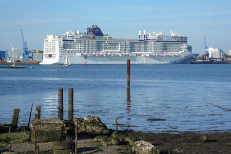 NORWEGIAN EPIC at Southampton - Photo: © David Trevor-Jones - 22nd June 2010 - www.simplonpc.co.uk