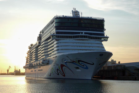 NORWEGIAN EPIC at Southampton - Photo: © David Trevor-Jones - 22nd June 2010 - www.simplonpc.co.uk