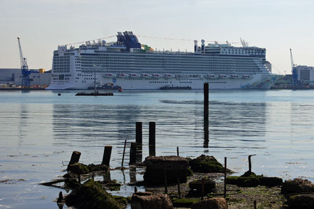 NORWEGIAN EPIC at Southampton - Photo: © Ian Boyle, 23rd June 2010 - www.simplonpc.co.uk