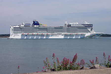 NORWEGIAN EPIC - www.simplonpc.co.uk - Photo: 2010 Ian Boyle