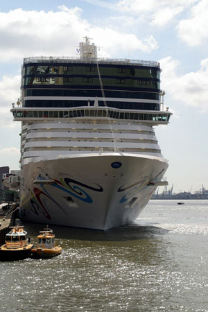 NORWEGIAN EPIC at Rotterdam - Photo: © Cees de Bijl, 21st June 2010 - www.simplonpc.co.uk