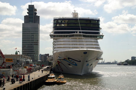 NORWEGIAN EPIC at Rotterdam - Photo: © Cees de Bijl, 21st June 2010 - www.simplonpc.co.uk