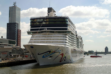 NORWEGIAN EPIC at Rotterdam - Photo: © Cees de Bijl, 21st June 2010 - www.simplonpc.co.uk