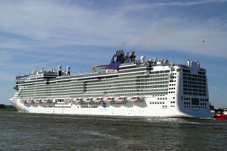 NORWEGIAN EPIC in the Nieuwe Waterweg near Rozenburg - Photo: © Cees de Bijl, 21st June 2010 - www.simplonpc.co.uk