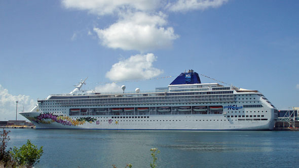 NORWEGIAN SKY - Photo: © Ian Boyle, April 2012 - www.simplonpc.co.uk