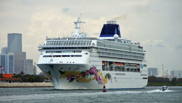 NORWEGIAN SKY - Photo: © Ian Boyle, April 2012 - www.simplonpc.co.uk