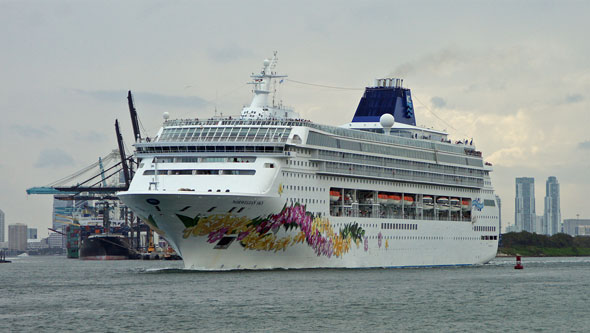 NORWEGIAN SKY - Photo: © Ian Boyle, April 2012 - www.simplonpc.co.uk