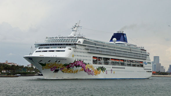 NORWEGIAN SKY - Photo: © Ian Boyle, April 2012 - www.simplonpc.co.uk