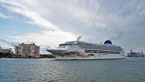 NORWEGIAN SKY - Photo: © Ian Boyle, April 2012 - www.simplonpc.co.uk