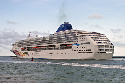 NORWEGIAN SKY - Photo: © Ian Boyle, April 2012 - www.simplonpc.co.uk