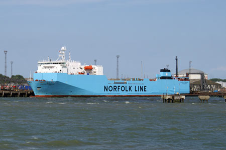 MAERSK FLANDERS - MV BALMORAL Cruise - Waverley Excursions - Photo: © Ian Boyle, 20th June 2006 - www.simplonpc.co.uk