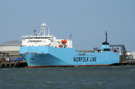 MAERSK FLANDERS - MV BALMORAL Cruise - Waverley Excursions - Photo: © Ian Boyle, 20th June 2006 - www.simplonpc.co.uk