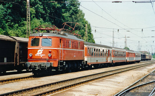 ÖBB Class1018 - Photo: ©1991 Ian Boyle - www.simplonpc.co.uk - Simplon Postcards