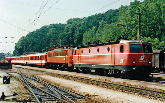 ÖBB Class1044+1018 - Photo: ©1991 Ian Boyle - www.simplompc.co.uk - Simplon Postcards