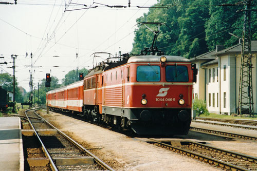 ÖBB Class1044+1018 - Photo: ©1991 Ian Boyle - www.simplompc.co.uk - Simplon Postcards