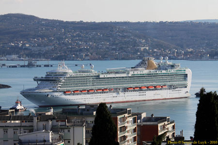 AZURA - P&O Cruises - www.simplonpc.co.uk - Photo: � Sergio de Luyk, 21st February 2010