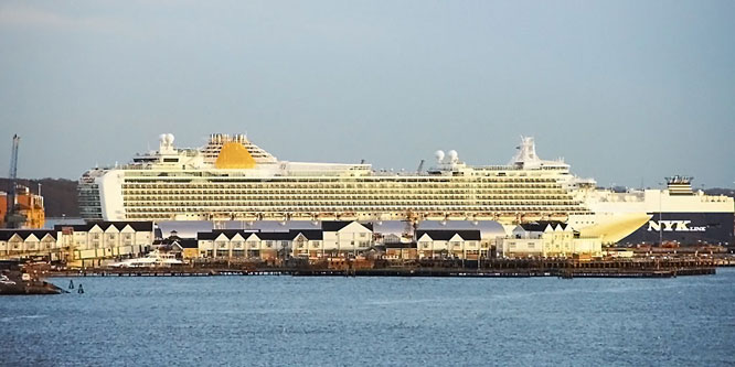 AZURA - ORIANA 2012 Cruise - Photo: © Ian Boyle, 4th December 2012 - www.simplonpc.co.uk