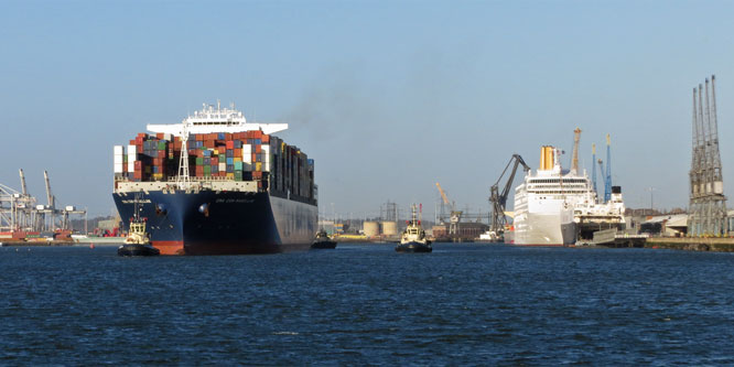 CMA CGM MAGELLAN - ORIANA 2012 Cruise - Photo: © Ian Boyle, 4th December 2012 - www.simplonpc.co.uk