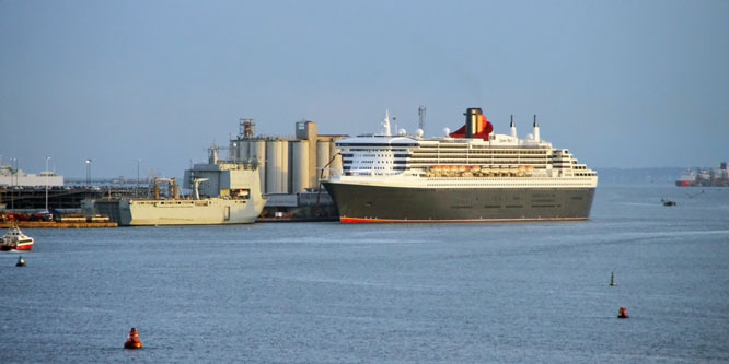 QUEEN MARY 2 - ORIANA 2012 Cruise - Photo: © Ian Boyle, 4th December 2012 - www.simplonpc.co.uk