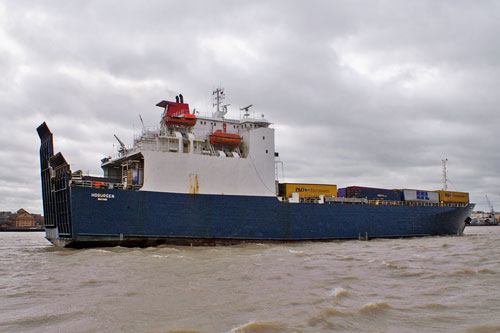 Hoburgen leaving Tilbury - Photo: © 2008 Ian Boyle - www.simplonpc.co.uk