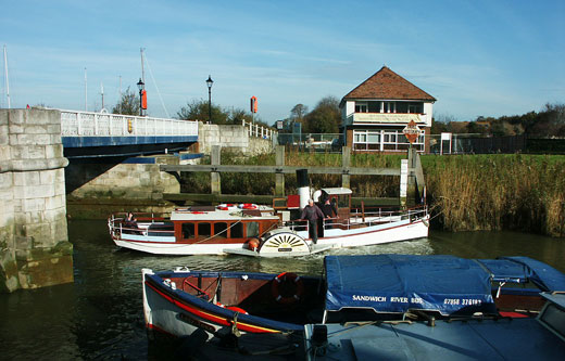 Monarch at Sandwich - Photo:  Ian Boyle, 30th October 2004 - www.simplonpc.co.uk