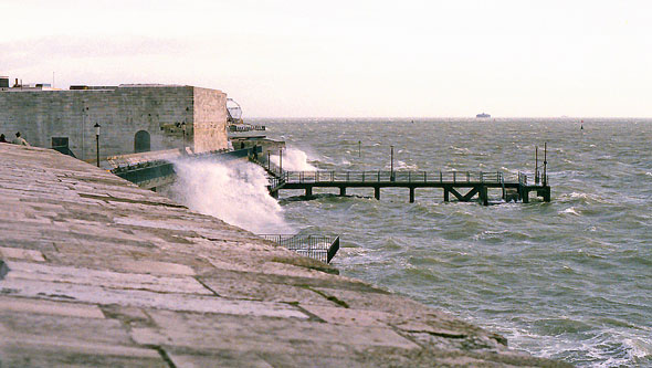 Portsmouth Victoria Pier - Photo: Copyright 1986 Ian Boyle - www.simplonpc.co.uk