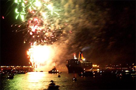 QE2  Final Departure 11/11/2008 - Photo: © 2008 Mike Taplin - www.simplonpc.co.uk