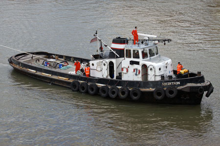 Queen Mary leaving the Thames - Photo: © Ian Boyle, 9th Novembe2009