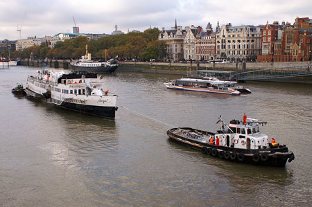 Queen Mary leaving the Thames - Photo: © Ian Boyle, 9th Novembe2009