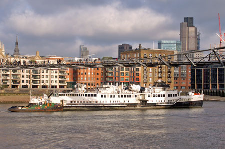 Queen Mary leaving the Thames - Photo: © Ian Boyle, 9th Novembe2009