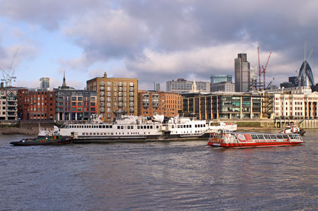 Queen Mary leaving the Thames - Photo: © Ian Boyle, 9th Novembe2009