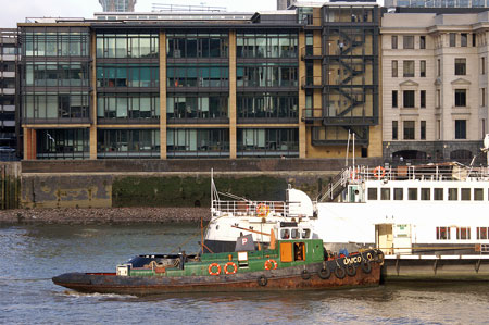 Queen Mary leaving the Thames - Photo: © Ian Boyle, 9th Novembe2009