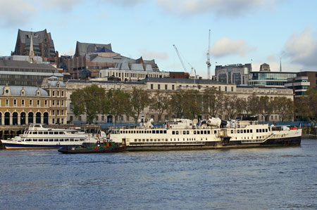 Queen Mary leaving the Thames - Photo: © Ian Boyle, 9th Novembe2009