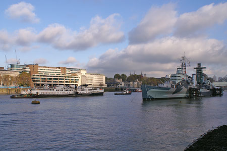 Queen Mary leaving the Thames - Photo: © Ian Boyle, 9th Novembe2009