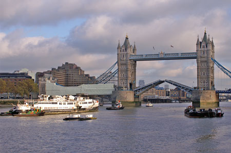 Queen Mary leaving the Thames - Photo:  Ian Boyle, 9th Novembe2009