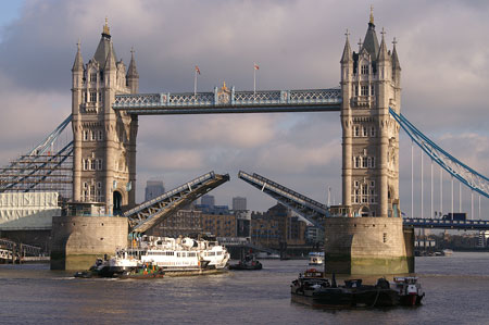 Queen Mary leaving the Thames - Photo: © Ian Boyle, 9th Novembe2009