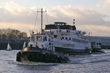 Queen Mary leaving the Thames - Photo: © Ian Boyle, 9th Novembe2009