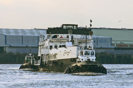 Queen Mary leaving the Thames - Photo: © Ian Boyle, 9th Novembe2009