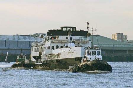 Queen Mary leaving the Thames - Photo: © Ian Boyle, 9th Novembe2009