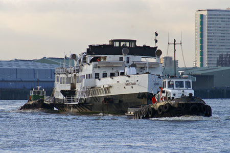 Queen Mary leaving the Thames - Photo: © Ian Boyle, 9th Novembe2009