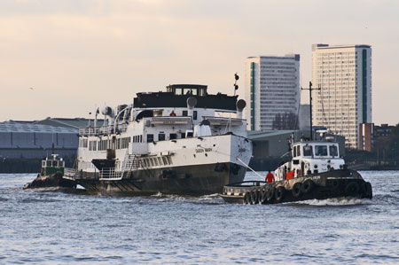 Queen Mary leaving the Thames - Photo:  Ian Boyle, 9th Novembe2009