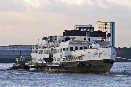 Queen Mary leaving the Thames - Photo: © Ian Boyle, 9th Novembe2009