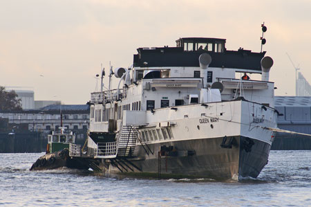 Queen Mary leaving the Thames - Photo: © Ian Boyle, 9th Novembe2009