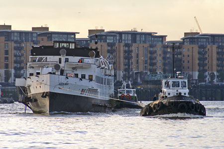 Queen Mary leaving the Thames - Photo: © Ian Boyle, 9th Novembe2009