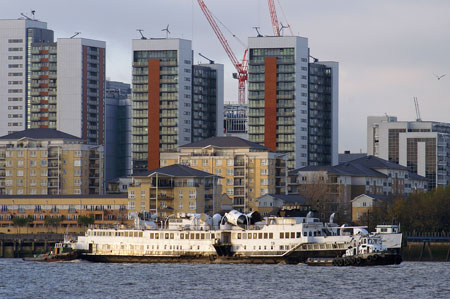 Queen Mary leaving the Thames - Photo: © Ian Boyle, 9th Novembe2009